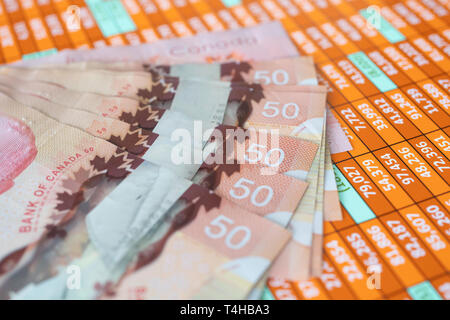 Pile de Dollar canadien notes sur une feuille de calcul Banque D'Images