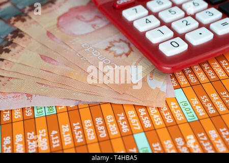 Dollar canadien Notes sur feuille de calcul avec calculatrice Banque D'Images