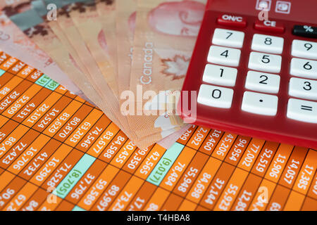 Dollar canadien Notes sur feuille de calcul avec calculatrice Banque D'Images