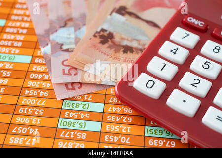 Dollar canadien Notes sur feuille de calcul avec calculatrice Banque D'Images