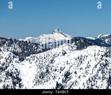 Washington sommet rocheux recouvert de neige blanche sur ciel bleu jour Banque D'Images