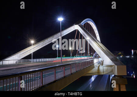 Le "pont de la Barqueta bridge' à Séville est éclairée la nuit Banque D'Images