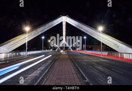 Le "pont de la Barqueta bridge' à Séville est éclairée la nuit Banque D'Images