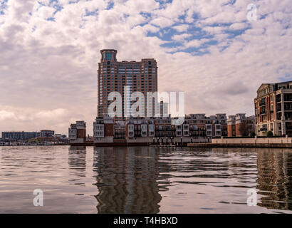 Baltimore, MD, USA : 13 avril, 2019--, ainsi qu'une tour et des immeubles se reflètent dans les eaux de la baie de Baltimore's inner harbor. Banque D'Images