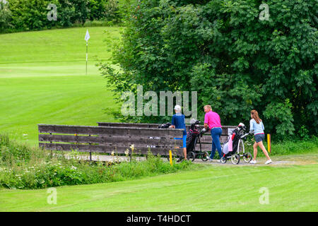 Golf de la famille sur le chemin de vol sur fairway Banque D'Images