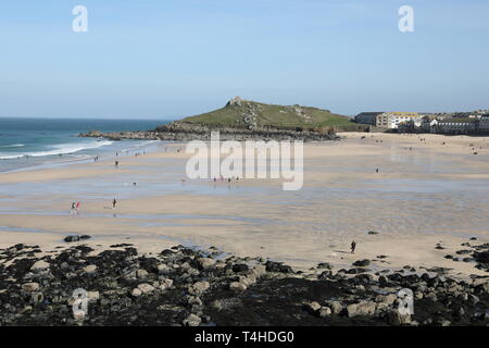 Vue de la plage de PorthMeor l'île historique de Saint Ives St Ives Cornwall Ciel Bleu Banque D'Images