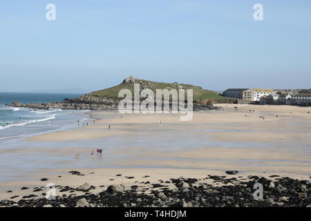 Vue de la plage de PorthMeor l'île historique de Saint Ives St Ives Cornwall Ciel Bleu Banque D'Images