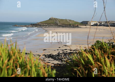 Vue de la plage de PorthMeor l'île historique de Saint Ives St Ives Cornwall Ciel Bleu Banque D'Images