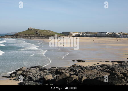 Vue de la plage de PorthMeor l'île historique de Saint Ives St Ives Cornwall Ciel Bleu Banque D'Images