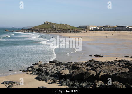 Vue de la plage de PorthMeor l'île historique de Saint Ives St Ives Cornwall Ciel Bleu Banque D'Images