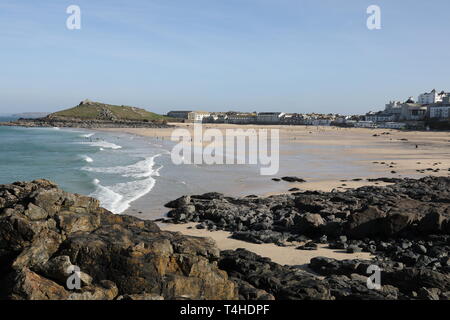 Vue de la plage de PorthMeor l'île historique de Saint Ives St Ives Cornwall Ciel Bleu Banque D'Images