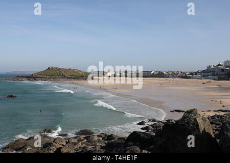 Vue de la plage de PorthMeor l'île historique de Saint Ives St Ives Cornwall Ciel Bleu Banque D'Images