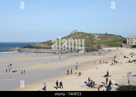 Vue de la plage de PorthMeor l'île historique de Saint Ives St Ives Cornwall Ciel Bleu Banque D'Images