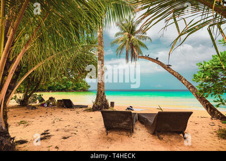 Belle plage. Des chaises sur la plage de sable près de la mer. Des vacances et locations de concept pour le tourisme. Paysage tropical d'inspiration Banque D'Images