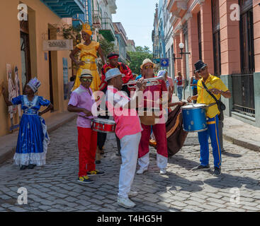 Habillés de couleurs vives les musiciens jouer dans l'un des rues dans la vieille ville ou la Habana Vieja, La Havane, Cuba Banque D'Images