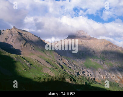 USA, Colorado, Uncompahgre National Forest, les Cumulus sur Cafetière Mountain et Potosi et pointe Yankee Boy Basin ; Sneffels Range. Banque D'Images