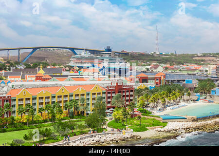 Vue d'un navire de croisière sur Willemstad - Curaçao Banque D'Images