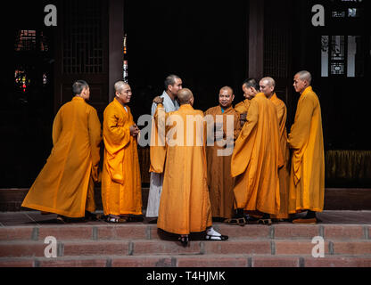 Province de Guandong, Chine - septembre 2017 : groupe de moines bouddhistes rassemblés à l'entrée du monastère Banque D'Images