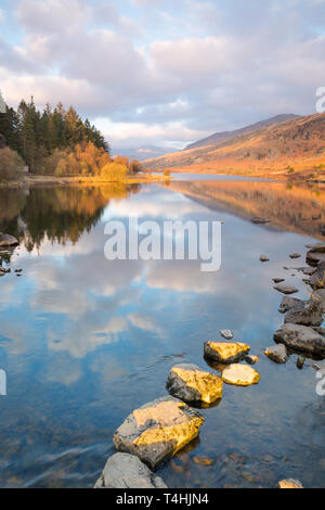 Vue panoramique matin de Snowdon Horseshoe montagnes dans les nuages, reflète dans l'eau de Llynnau Mymbyr, Parc National de Snowdonia, le Nord du Pays de Galles, Royaume-Uni Banque D'Images