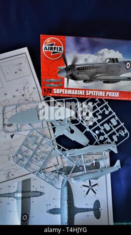 Spitfire kit Airfix modèle sur et avec la cheminée d'fort en attente d'être réalisés Banque D'Images