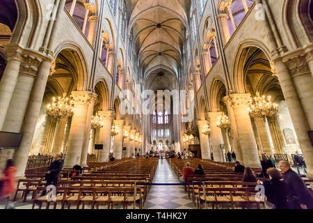 Paris, France - 13 mars 2018 : l'intérieur de la cathédrale Notre Dame de Paris, France Banque D'Images