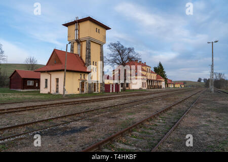 Une gare historique à la frontière entre la Pologne et la Slovaquie près du col de Łupków dans les montagnes de Bieszczady. Carpates de l'est, Pologne. Banque D'Images