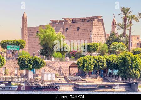 Louxor, Egypte - le 11 septembre 2018 : vue sur le temple de Louxor à partir de la rivière du Nil Banque D'Images