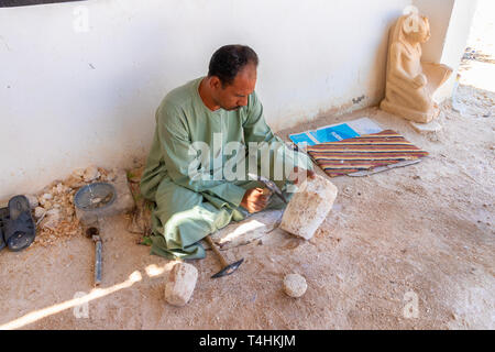 Louxor, Egypte - le 11 septembre 2018 : sculpteur sur pierre travaillant avec un marteau à la colonne d'albâtre Banque D'Images