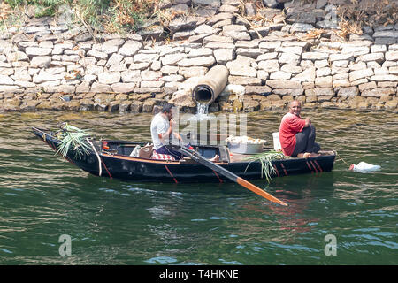 Assouan, Egypte - le 13 septembre 2018 : les pêcheurs de petite barque de pêche dans la rivière du Nil à Assouan, Egypte Banque D'Images