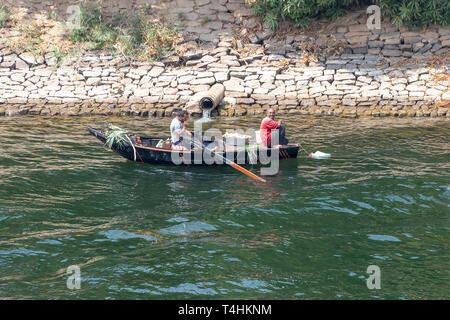 Assouan, Egypte - le 13 septembre 2018 : les pêcheurs de petite barque de pêche dans la rivière du Nil à Assouan, Egypte Banque D'Images