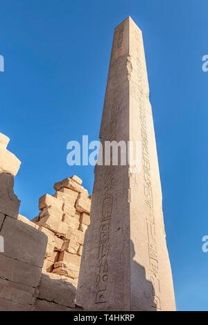 Obélisques de granit dans le temple de Karnak. Louxor, Egypte. Communément connu sous le nom de Karnak, est composé d'un vaste ensemble de temples cariées, chapelles, pylônes, et d'autres bâtiment Banque D'Images