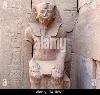 Assis Statue de Pharaon Thoutmosis III près de la salle des fêtes de Thoutmosis III au Temple de Karnak à Louxor, complexe est composé d'un mélange de temples pourri Banque D'Images