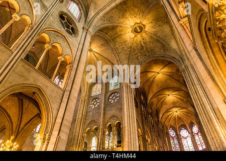 Paris, France, Mars 27, 2017 : l'intérieur de la Cathédrale Notre Dame de Paris. La cathédrale Notre Dame est l'une des meilleures destinations touristiques à Paris Banque D'Images