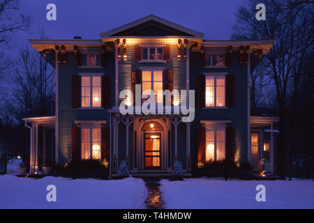 Victorian Inn seigneuriale avec neige en hiver à Cooperstown est accueillant la nuit, New York, USA Banque D'Images