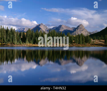 USA, Californie, San Juan National Forest, Grenadier fourchette reflète à Molas Lake en automne. Banque D'Images