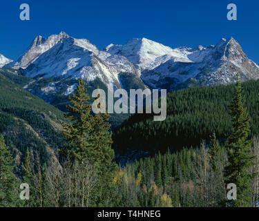 USA, Californie, San Juan National Forest, sommets de la gamme Grenadier avec première neige de l'automne ; montagnes de San Juan. Banque D'Images