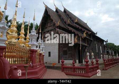 Chiang Mai Thailand, vue de chedi et teck en bois au temple Wat Phan tao Banque D'Images