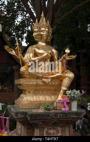 Chiang Mai, Thaïlande 4 dirigé statue en or de Brahma dans jardin à Wat Lok Moli Banque D'Images