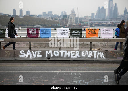 Londres, Royaume-Uni. 16 avril, 2019. Waterloo Bridge, Londres. Coulisses de Waterloo Bridge, en tant que groupe de campagne l'environnement rébellion Extinction fermer Waterloo Bridge et le transformer en un pont de jardin. Penelope Barritt/Alamy Live News Banque D'Images