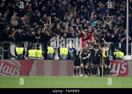 Turin, Italie. Apr 16, 2019. Turin, Football, 16-04-2019, Allianz Stadium . Deuxième quart de finale de la Ligue des Champions Juventus jambe - Ajax. Les partisans de célébrer avec Ajax/fans pendant le match Juventus - Ajax . Credit : Pro Shots/Alamy Live News Banque D'Images