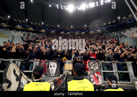 Turin, Italie. Apr 16, 2019. Turin, Football, 16-04-2019, Allianz Stadium . Deuxième quart de finale de la Ligue des Champions Juventus jambe - Ajax. Ajax fans et supporters sur les stands célébrant la victoire après le match Juventus - Ajax (1-2). Credit : Pro Shots/Alamy Live News Banque D'Images