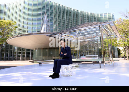 Tokyo, Japon. Apr 16, 2019. Designer japonais Tokujin Yoshioka affiche un verre de thé de style japonais 'Kou-un", qui est placé sur le terrain de la National Art Center à Tokyo un aperçu de la presse, le mardi 16 avril, 2019. La maison de thé qui a été construit en 2015 et précédemment situé à Kyoto sera affichée pour public d'avril à Mai 17 10. Credit : Yoshio Tsunoda/AFLO/Alamy Live News Banque D'Images