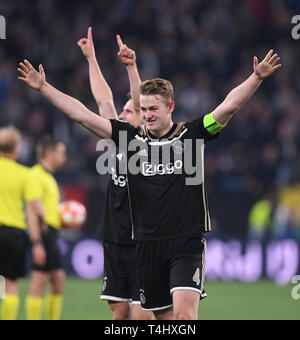 Turin, Italie. Apr 16, 2019. Les joueurs d'Ajax célébrer la victoire après le quart de finale de la Ligue des Champions match match retour entre FC Juventus et Ajax à Turin, Italie, le 16 avril 2019. Ajax a gagné 2-1 et est entré dans la demi-finale avec un score total de 3-2. Credit : Alberto Lingria/Xinhua/Alamy Live News Banque D'Images