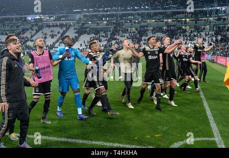 Turin, Italie. Apr 16, 2019. Les joueurs d'Ajax célébrer la victoire après le quart de finale de la Ligue des Champions match match retour entre FC Juventus et Ajax à Turin, Italie, le 16 avril 2019. Ajax a gagné 2-1 et est entré dans la demi-finale avec un score total de 3-2. Credit : Alberto Lingria/Xinhua/Alamy Live News Banque D'Images