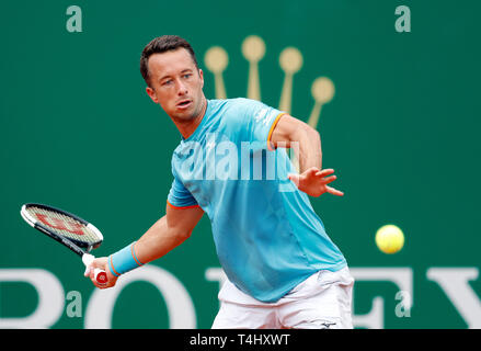 Roquebrune Cap Martin, France. Apr 16, 2019. De Commentaires de l'Allemagne hits un retour au cours de la deuxième des célibataires match contre Novak Djokovic de Serbie au Monte-Carlo Rolex Masters de tennis à Roquebrune Cap Martin, France, le 16 avril 2019. Novak Djokovic a gagné 2-1. Crédit : Nicolas Marie/Xinhua/Alamy Live News Banque D'Images