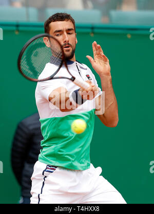 Roquebrune Cap Martin, France. Apr 16, 2019. Marin Cilic de Croatie hits un retour au cours de la deuxième des célibataires match contre Guido Pella de l'Argentine au Monte-Carlo Rolex Masters de tennis à Roquebrune Cap Martin, France, le 16 avril 2019. Guido Pella a gagné 2-1. Crédit : Nicolas Marie/Xinhua/Alamy Live News Banque D'Images