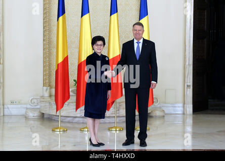 Bucarest, Roumanie. Apr 16, 2019. Le Président Klaus Iohannis (R), serre la main avec l'Ambassadeur chinois Jiang Yu après avoir reçu sa lettre de créance à Bucarest, Roumanie, 16 avril 2019. Le Président Klaus Iohannis a dit mardi que son pays est prêt à travailler ensemble avec la Chine pour promouvoir le développement des relations bilatérales dans le cadre de la Chine et d'Europe centrale et orientale (PECO) de la coopération. Crédit : Chen Jin/Xinhua/Alamy Live News Banque D'Images