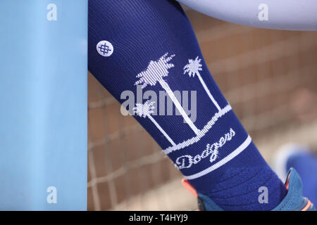 Los Angeles, CA, USA. Apr 16, 2019. Un joueur des Dodgers montre ses chaussettes Dodger pendant le match entre les Reds de Cincinnati et Les Dodgers de Los Angeles au Dodger Stadium à Los Angeles, CA. (Photo de Peter Renner and Co) Credit : csm/Alamy Live News Banque D'Images