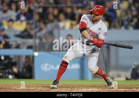 Los Angeles, CA, USA. Apr 16, 2019. Le joueur de premier but des Reds de Cincinnati Joey Votto (19) les chauves-souris pour les rouges pendant le match entre les Reds de Cincinnati et Les Dodgers de Los Angeles au Dodger Stadium à Los Angeles, CA. (Photo de Peter Renner and Co) Credit : csm/Alamy Live News Banque D'Images