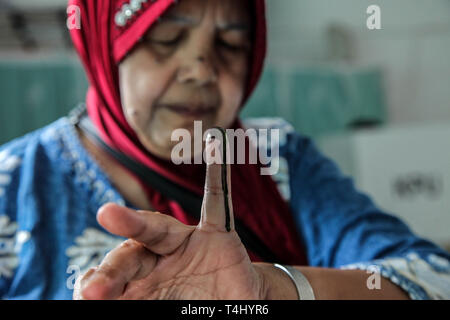 Medan, Nord de Sumatra, en Indonésie. 17 avr, 2019. Les personnes aveugles de l'Indonésie montre son doigt encré au cours de l'élection présidentielle et législatives à Jakarta le 17 avril 2019. Des dizaines de millions d'Indonésiens ont voté à l'élection présidentielle pour deux paires de candidats, Joko Widodo face ancien général Prabowo Subianto dans la course pour le monde global de la démocratie, après une campagne qui s'est plaint de l'incarnation de l'ancien modéré les généraux dont la rhétorique ultranationaliste a été fondé leurs craintes a mis en garde le pays s'écroulerait sans un leadership fort. La réélection de la 201 Banque D'Images